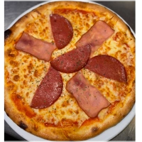 Tomatensaus, kaas, ham en salami