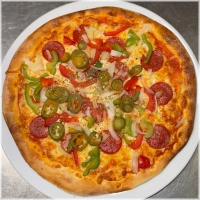 Tomatensaus, kaas, peper, salami, paprika en ui