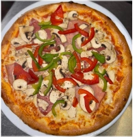 Tomatensaus, kaas, ham, salami, champignons en paprika