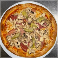 Tomatensaus, kaas, ham, salami, champignons en artisjokken