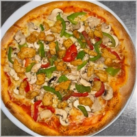 Tomatensaus, kaas, kip, champignons en paprika