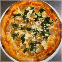 Tomatensaus, kaas, spinazie, fetakaas en kipdöner