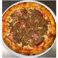 Tomatensaus, kaas, rundergehakt, ham, ui en paprika