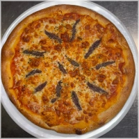 Tomatensaus, kaas en ansjovis