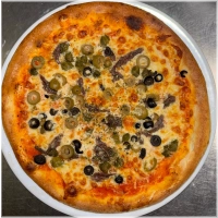 Tomatensaus, kaas, kappertjes, olijven en ansjovis