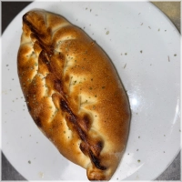 Tomatensaus, kaas, shoarmavlees en champignons