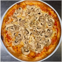 Tomatensaus, kaas en champignons