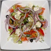 Verse salade met olijven, feta rode ui en paprika