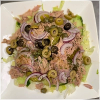 Verse salade,komkomer,rode uien,augurk,kappertjes,olijven en tonijn