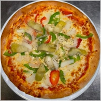 Tomatensaus, kaas, artisjokken, ui en paprika