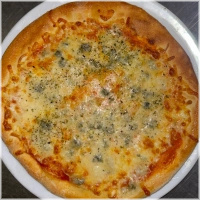 Tomatensaus, kaas, gorgonzola en mozzarella